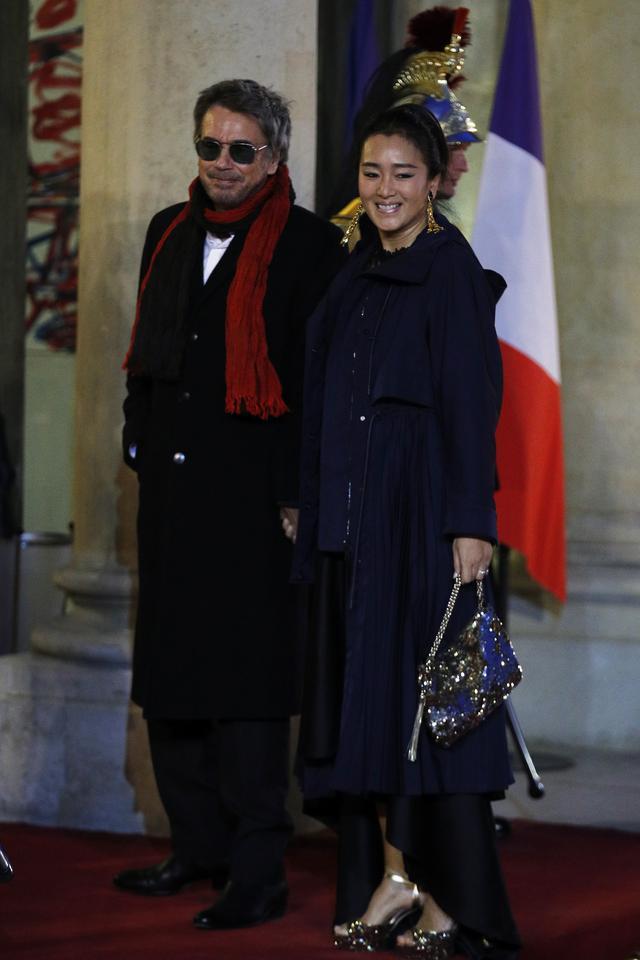 巩俐面如满月也不遮掩,从不装嫩,看起来就大气舒服!