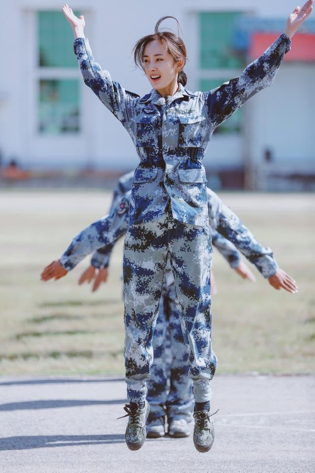 杨幂咋办到的,穿轻纱上衣配黄色短裤,活得更像18岁的少女