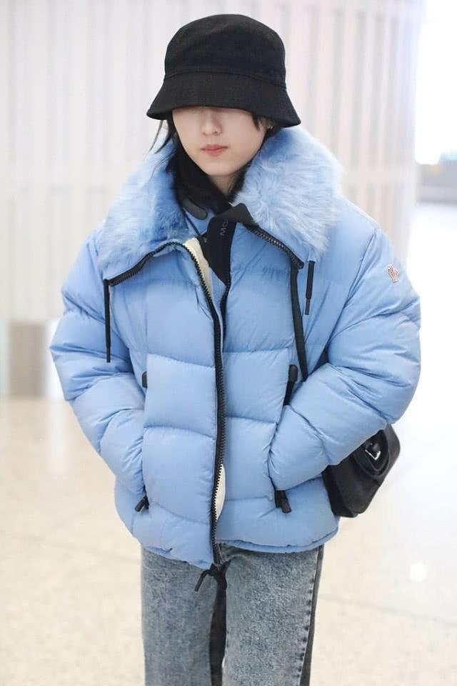 张子枫穿毛领羽绒服,搭复古牛仔裤,这才是好好过冬的打扮