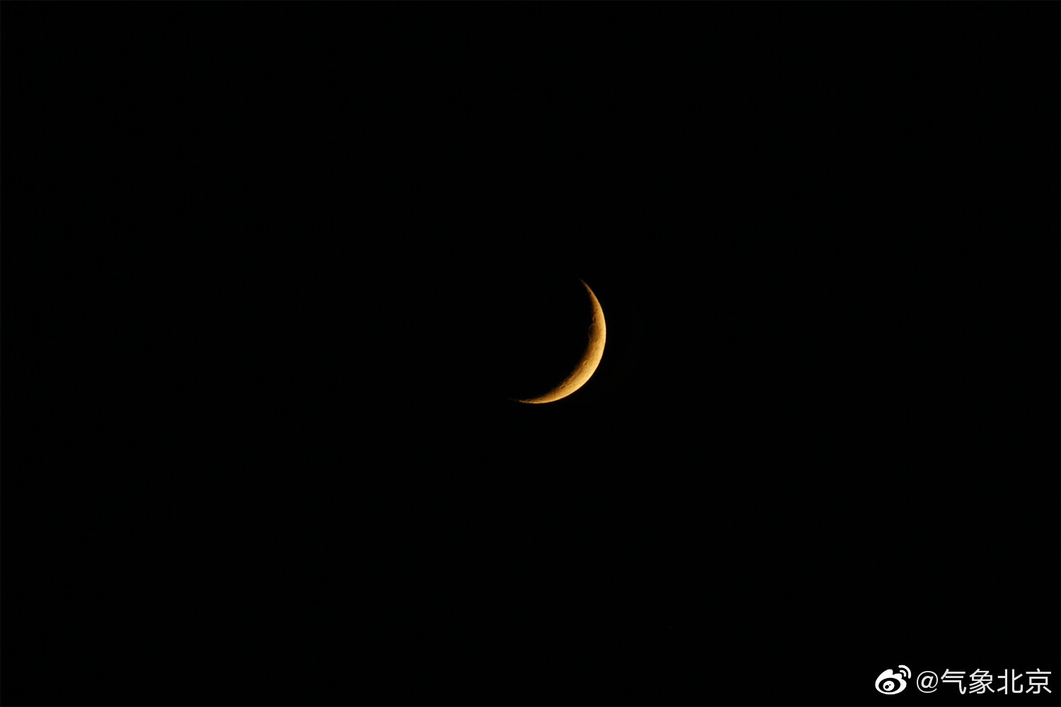 遥远的夜空 有一个弯弯的月亮 弯弯的月亮下面 是那弯弯|月亮|小桥|夜空_新浪新闻