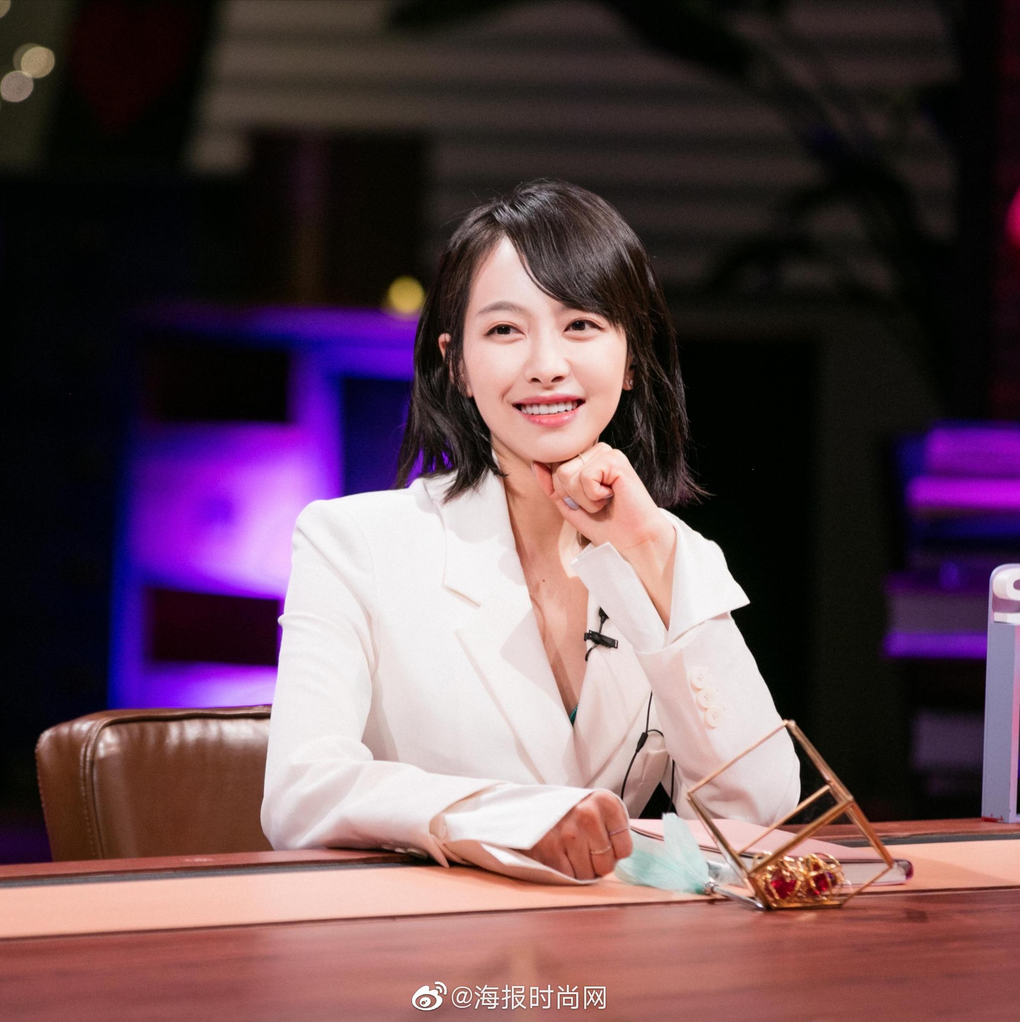 宋茜今晚心动的信号2节目造型曝光孔雀蓝镜光裙配白色西装