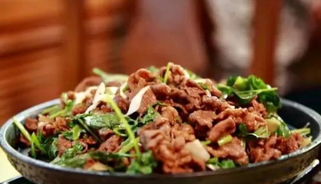 小编特别喜欢烤肉季的羊肉串,吃完烤羊肉,至少还得再来两串.