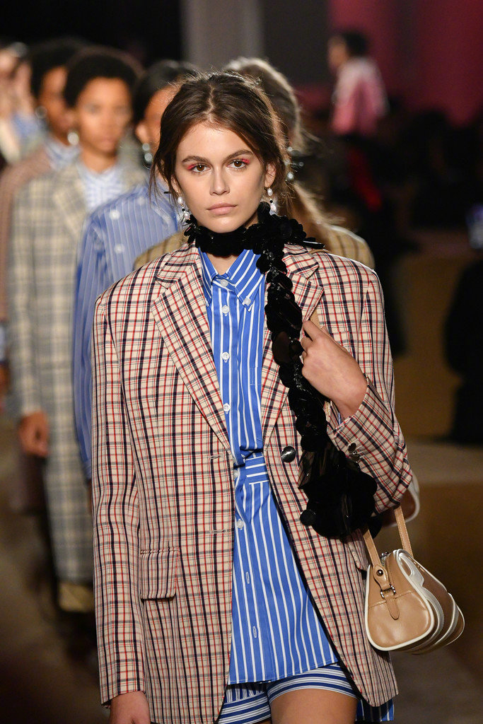 prada 2020 早春度假系列发布秀上的kaia gerber