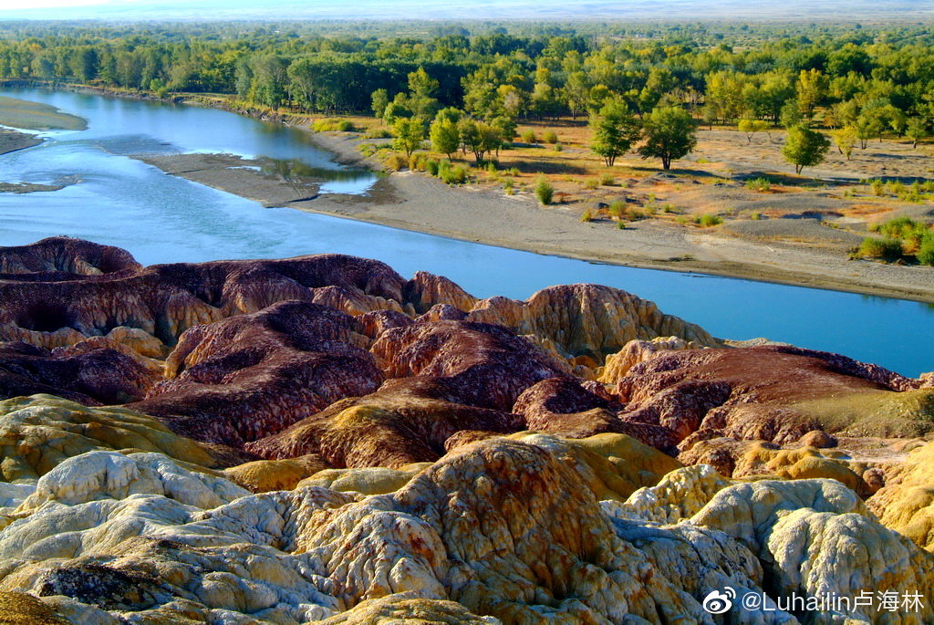 五彩滩位于新疆布尔津县境内,地处额尔齐斯河北岸,海拔只有480米
