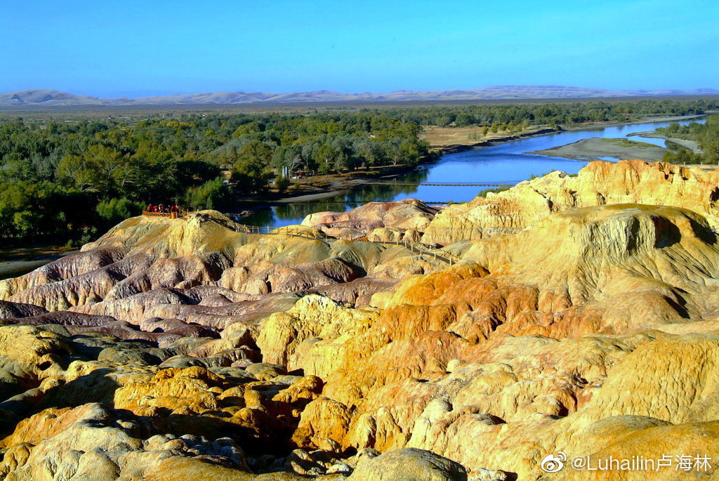 五彩滩位于新疆布尔津县境内,地处额尔齐斯河北岸,海拔只有480米