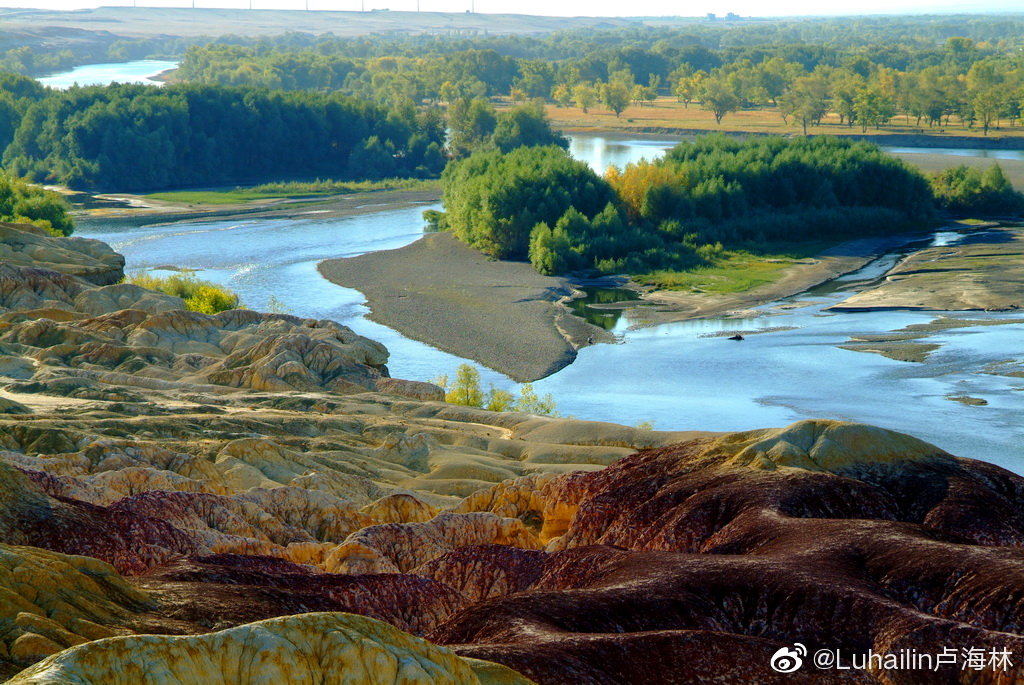五彩滩位于新疆布尔津县境内,地处额尔齐斯河北岸,海拔只有480米