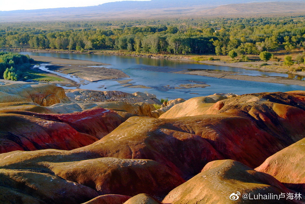 五彩滩位于新疆布尔津县境内,地处额尔齐斯河北岸,海拔只有480米