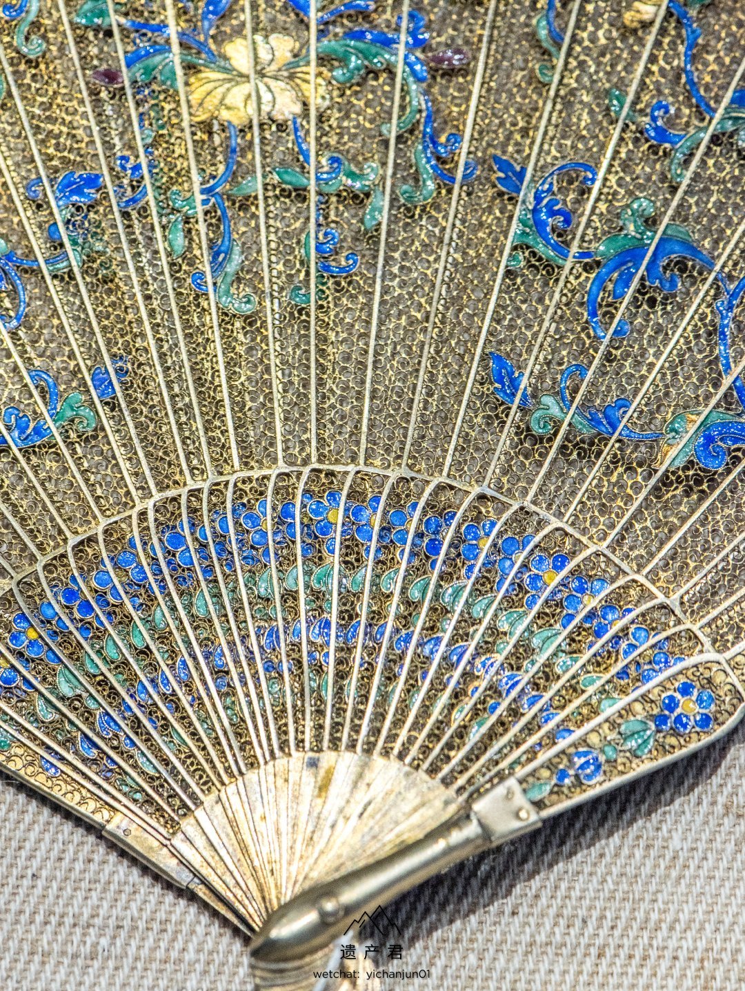 广州十三行博物馆藏清代鎏金烧蓝花卉镂空扇