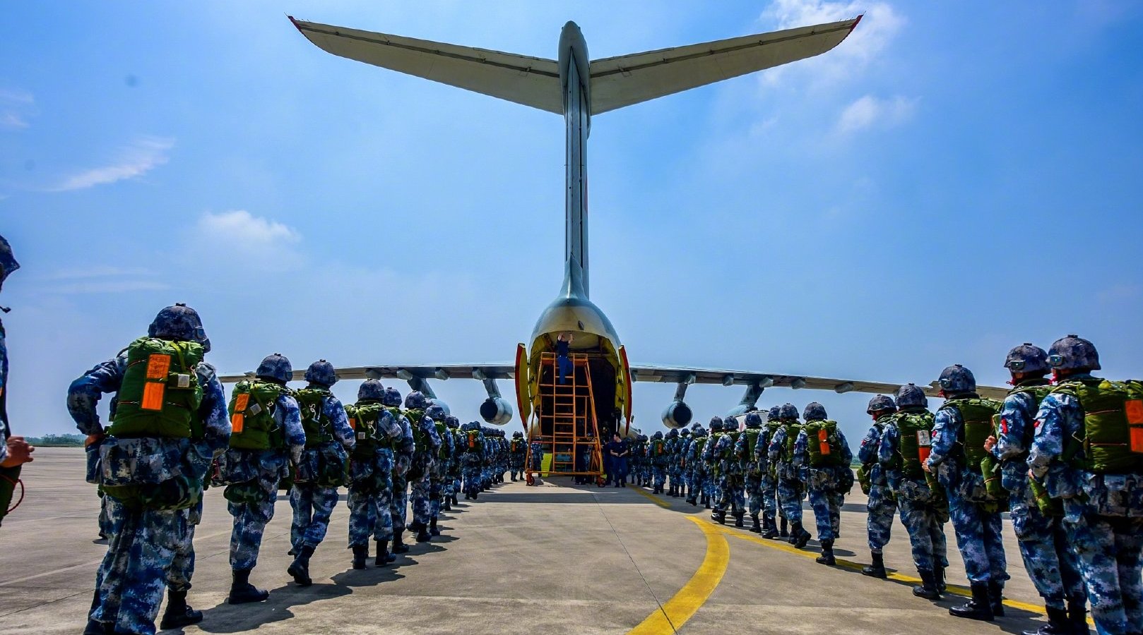空降兵跳出机舱后为什么不第一时间打开降落伞