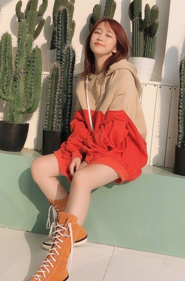 黑魔仙严莉莉首次尝试加长版匡威就穿出堆堆袜效果这腿神了