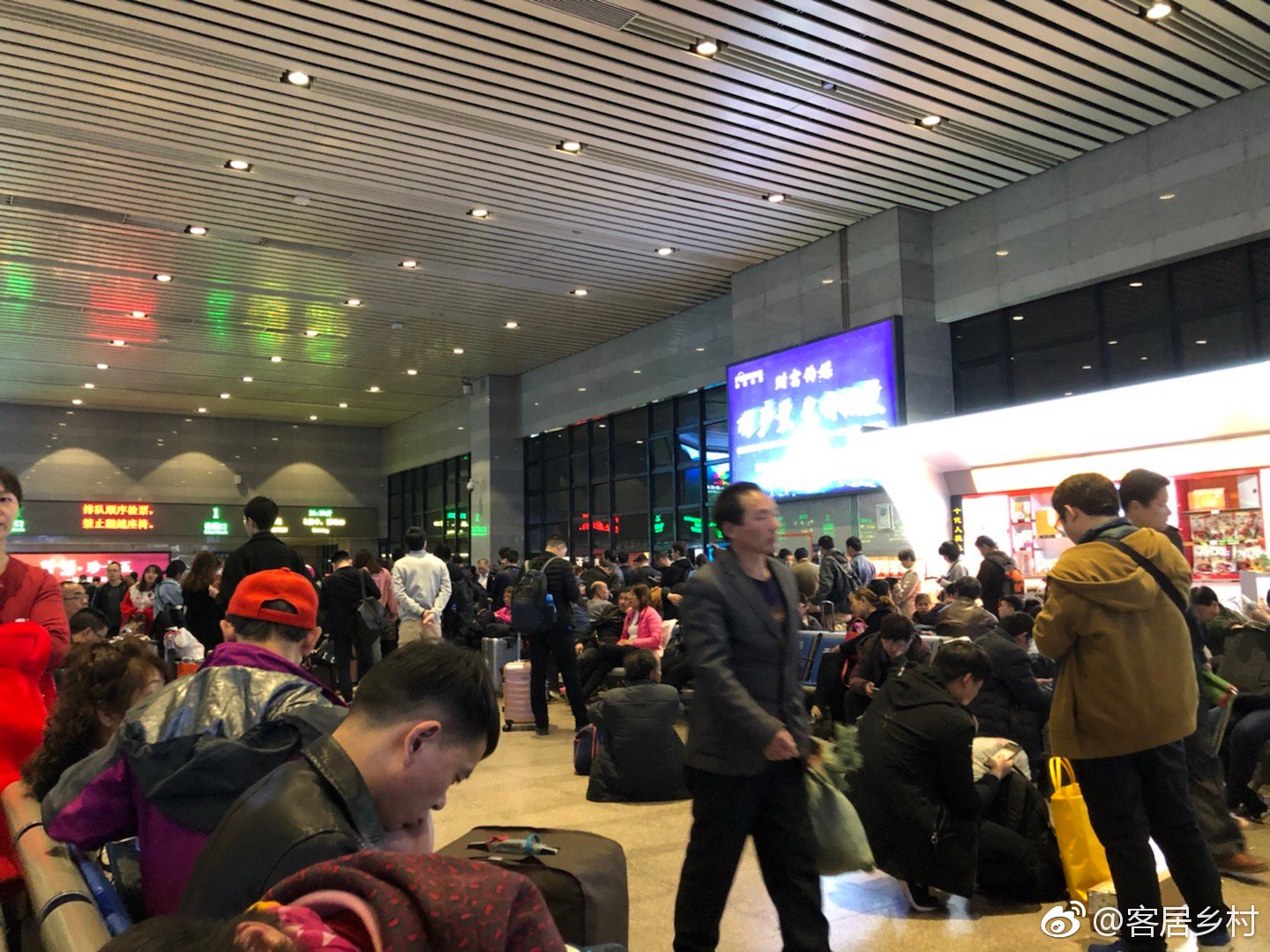 清明小长假,北京西站不算很拥挤,但候车室也是一座难求!