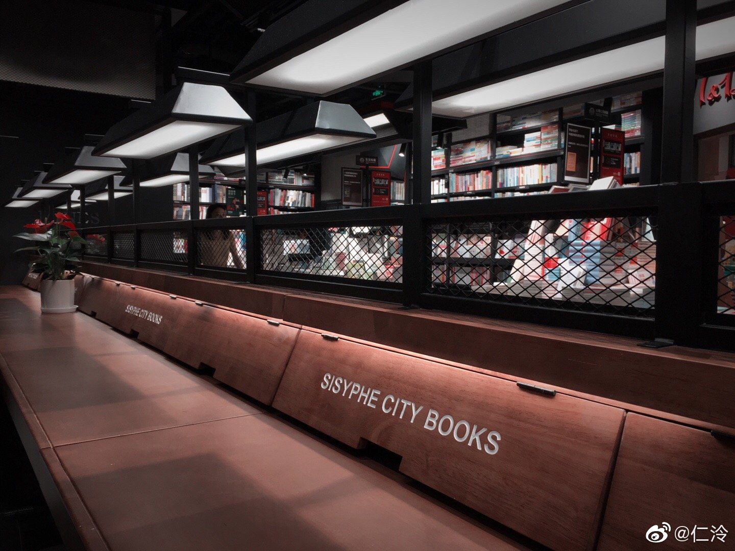 今天到国贸iphone6s拍摄西西弗书店黑标旗舰店和闺蜜约会