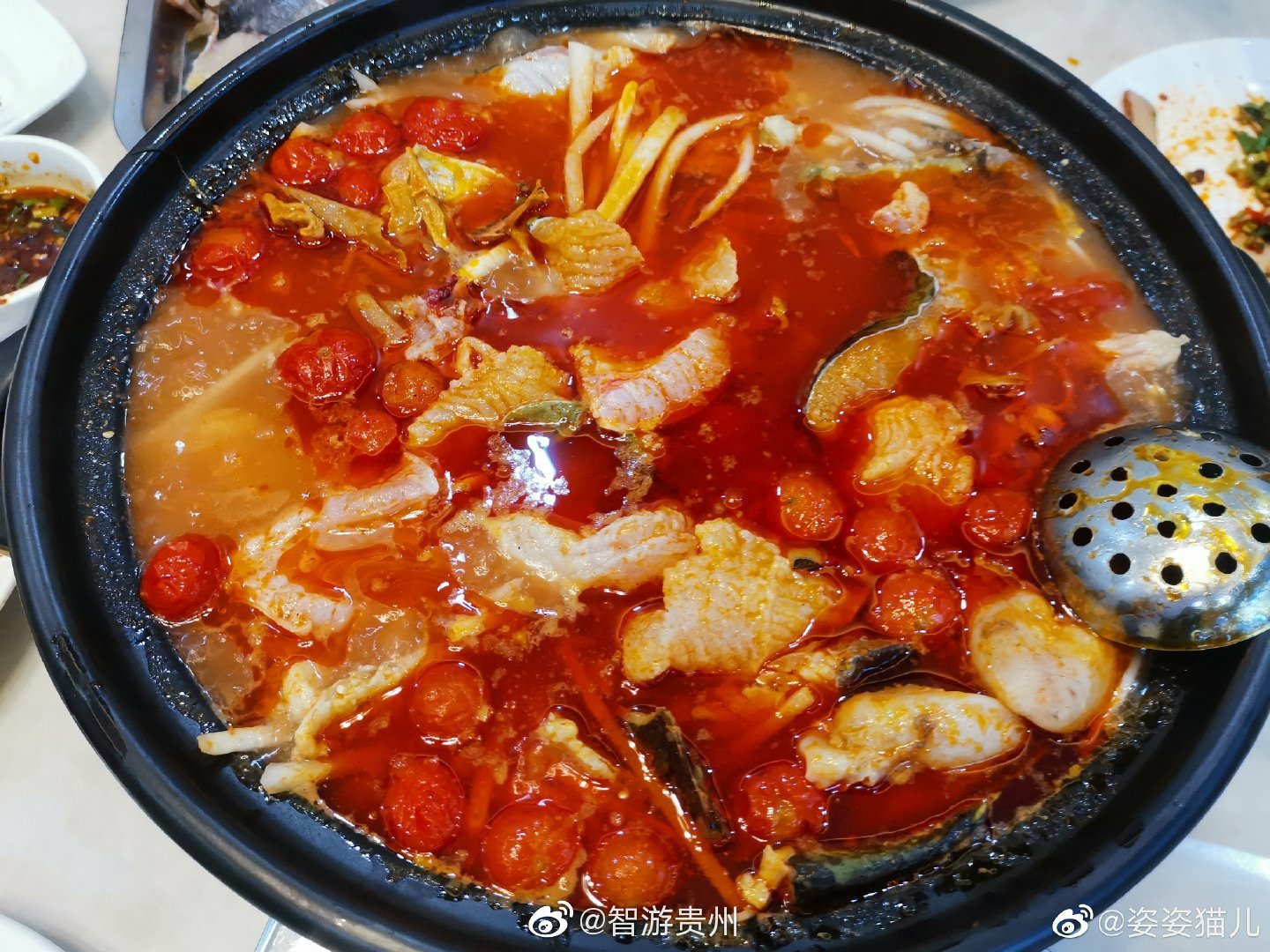 吃贵州有名的酸笋鱼万峰林这里已经稻花飘香推荐乡村游