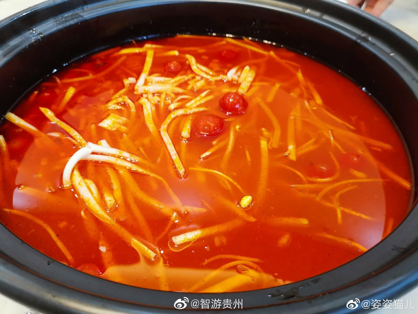 吃贵州有名的酸笋鱼万峰林这里已经稻花飘香推荐乡村游