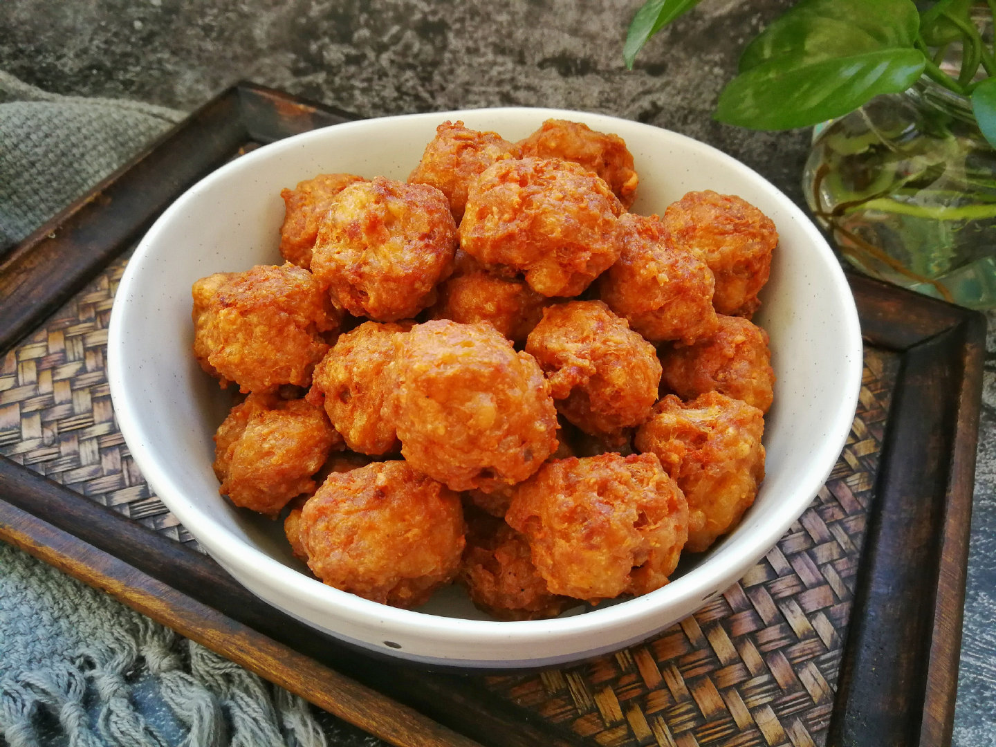 在家炸肉丸子,外酥里嫩,不糊不散,记住这种调料一