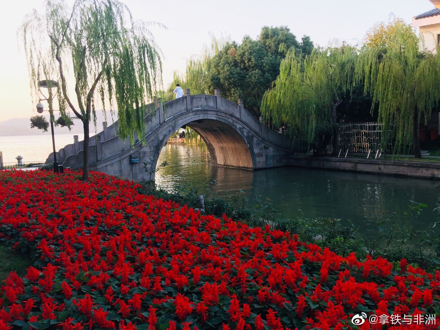 西湖天地坐落于杭州历史底蕴深厚,景点类型丰富的西湖南线风景区