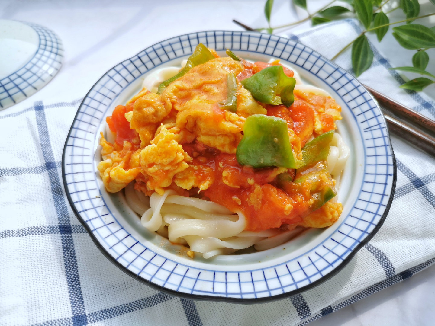 跟酒店大厨学做拉条子,一根面双手一拉就是一碗,筋道爽滑特好吃