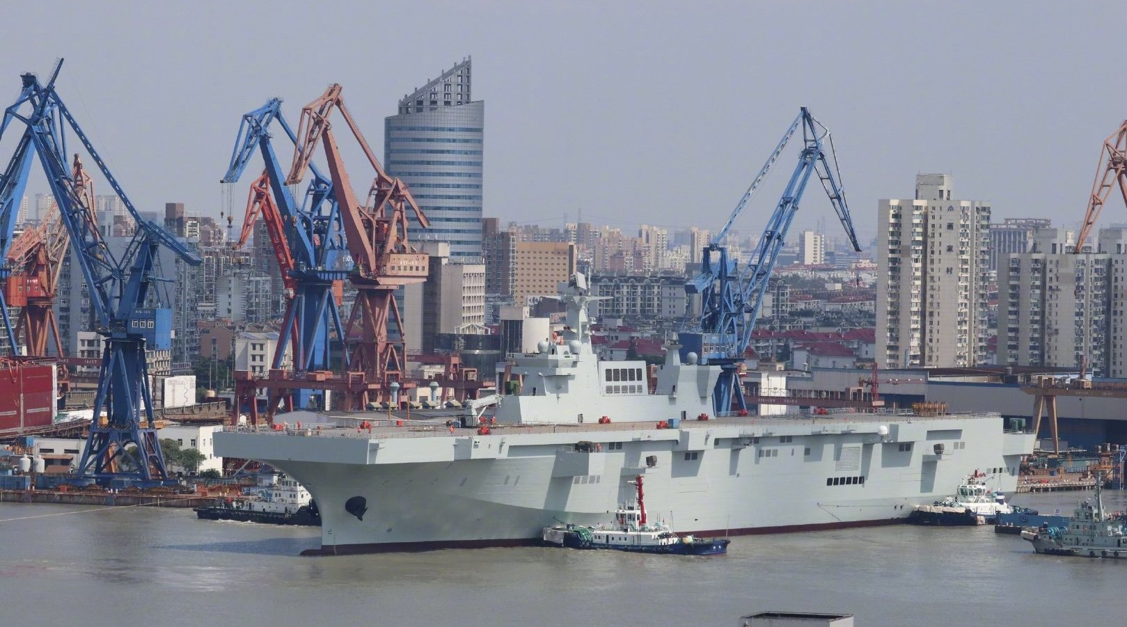 075首舰下水过程回顾,我国两栖攻击舰颜值真赞