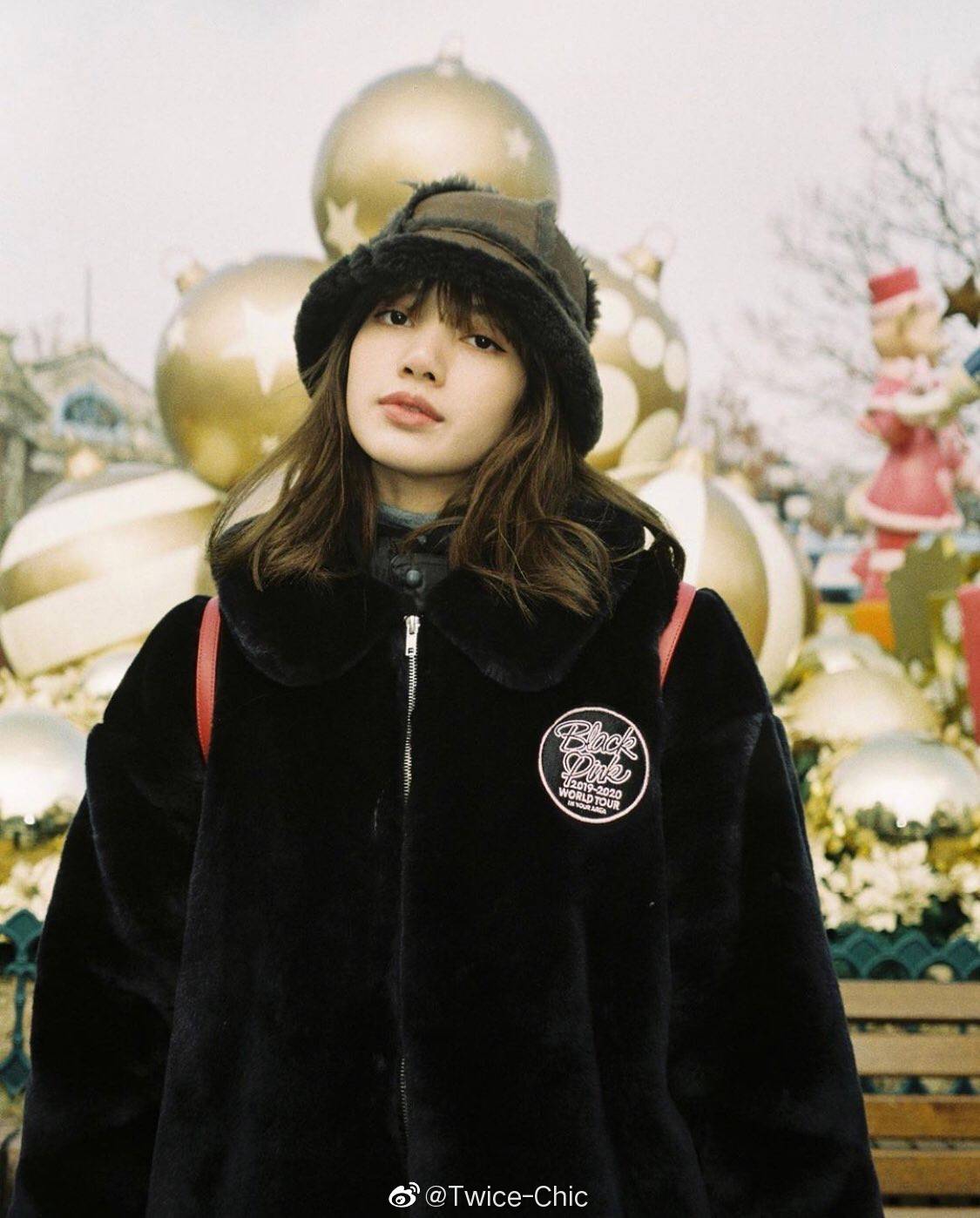 lisa的冬日爱宝乐园之行,身着黑色毛绒周边外套搭配红色双肩包