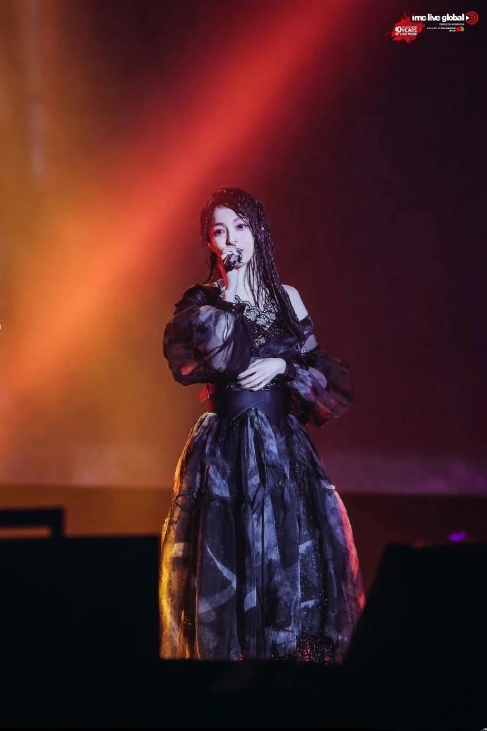 难怪都喜欢过膝长靴,看张韶涵个子不高,穿上后却拥有一双大长腿