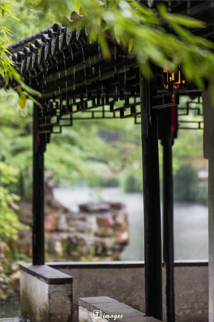 倚楼听风雨看江南风光梅雨天的苏州拙政园人潮褪去