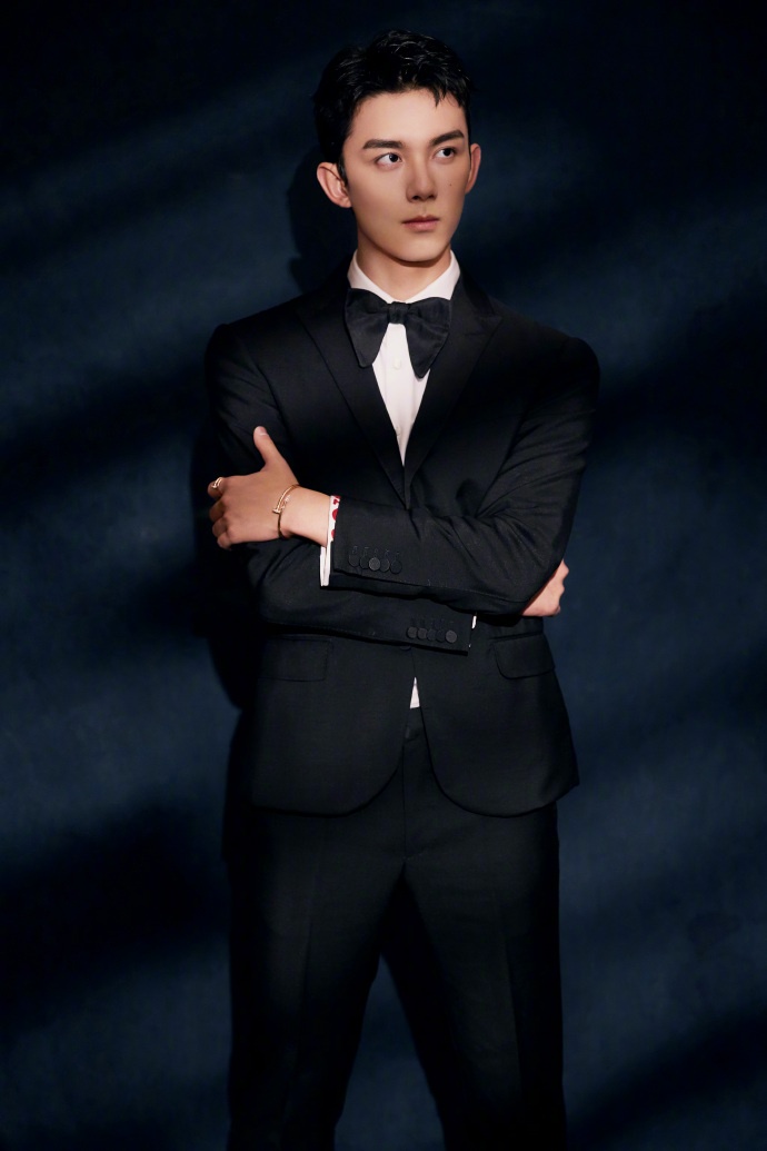 吴磊金鸡奖造型,穿上古驰西装的帅气男孩,越发硬朗英气的少年感