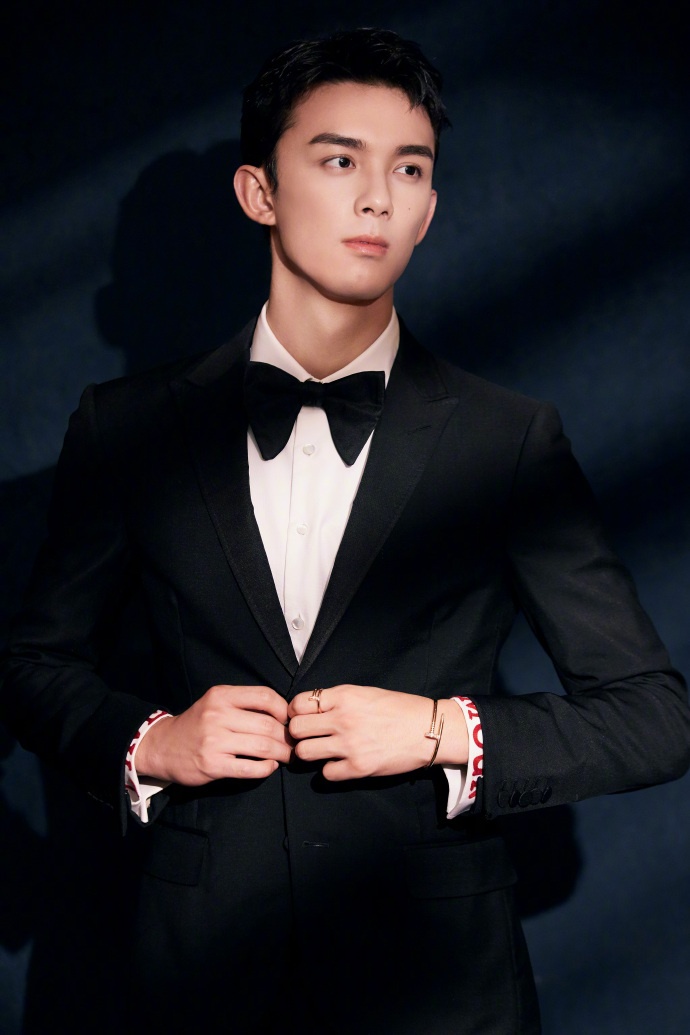 吴磊金鸡奖造型,穿上古驰西装的帅气男孩,越发硬朗英气的少年感