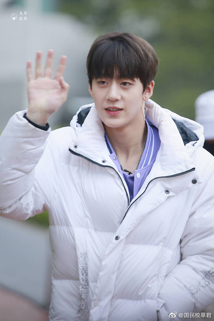 是每次看到粉丝都会可爱挥手的任世豪呀