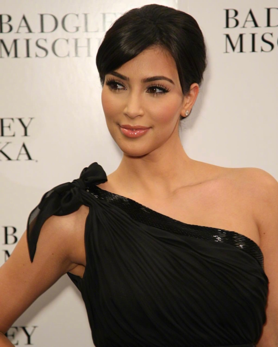 金卡戴珊的2009年和2019年.附两张小时候的照片.