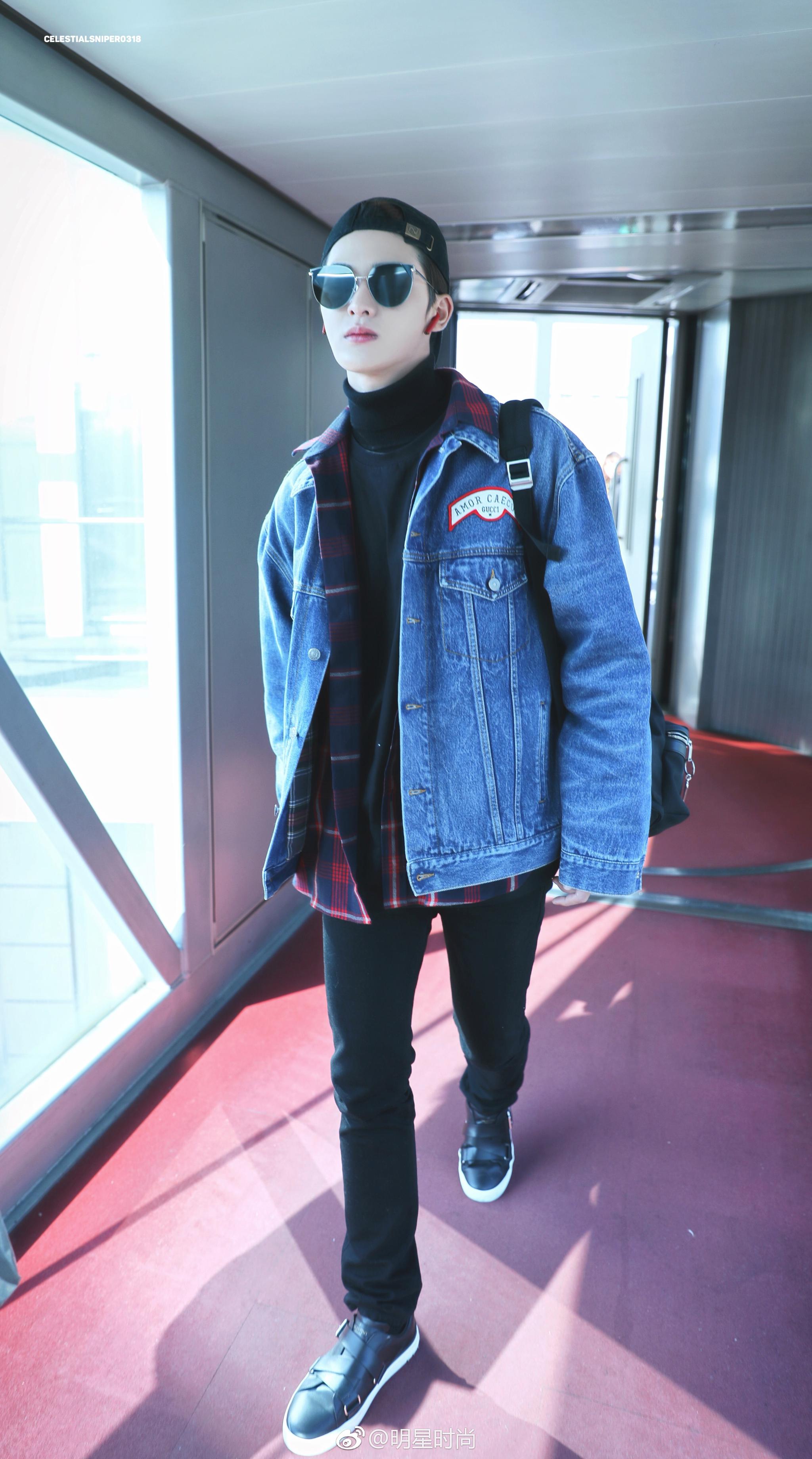 2月13日,朱正廷现身北京机场,蓝色牛仔外套搭配黑色长款