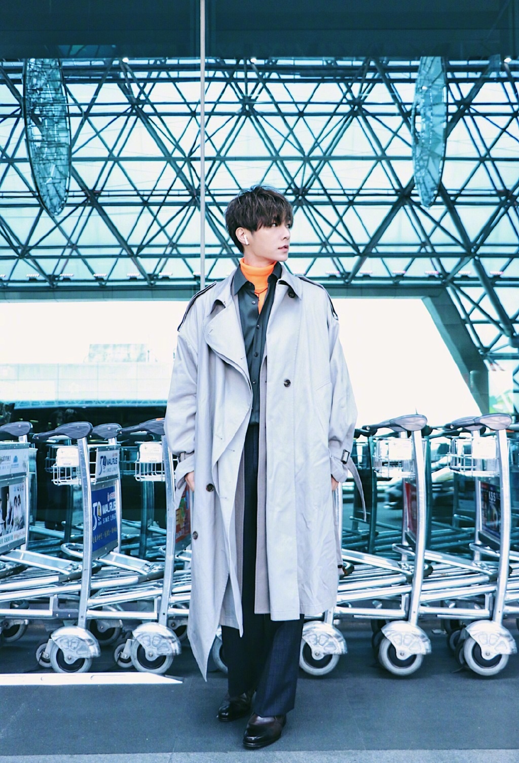 炎亚纶现身机场,一身潮范儿装扮凹造型,橘色针织衫超抢镜