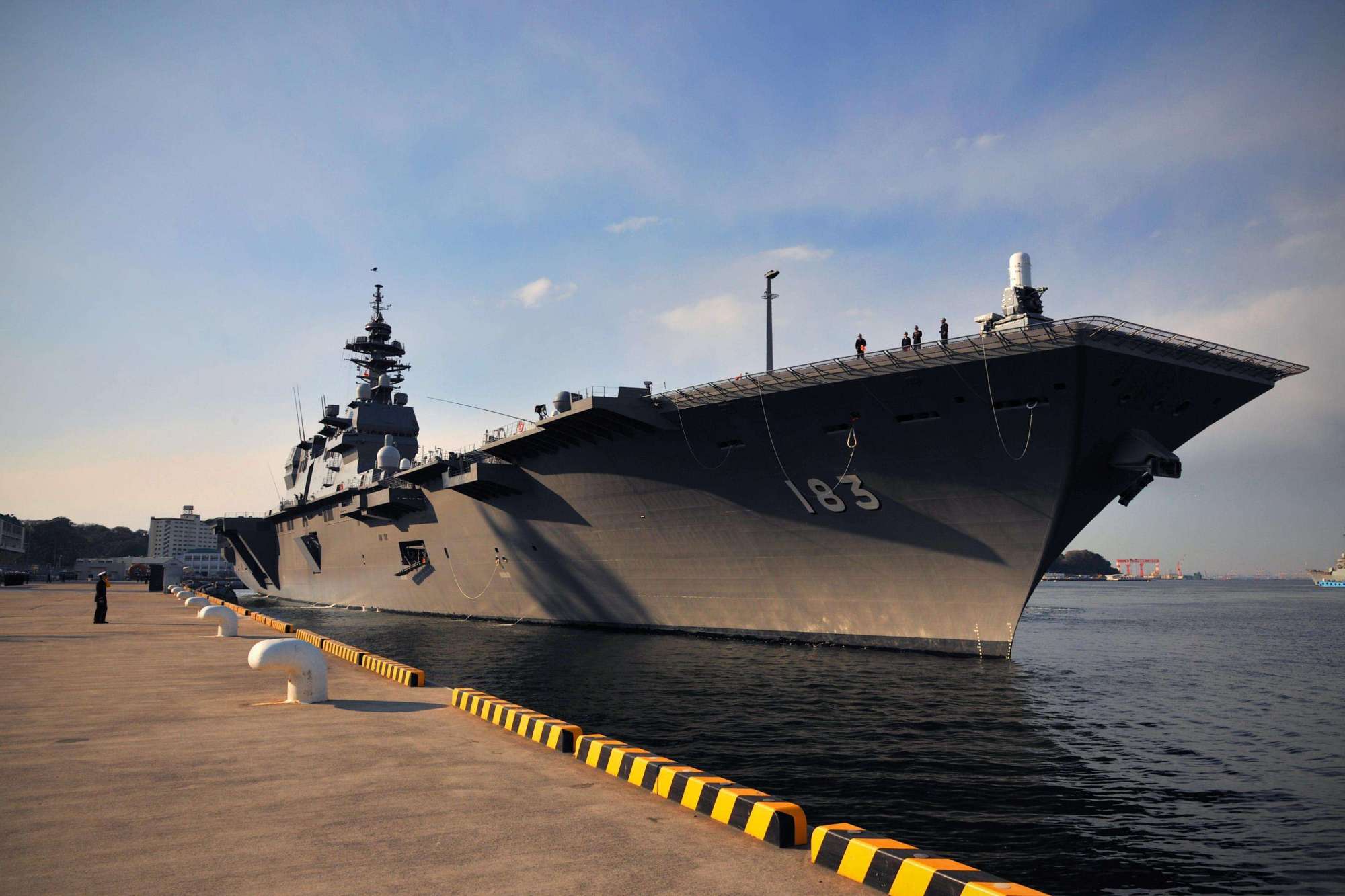 驻日美军的存在,也为日本政府带来了"双刃剑"效应