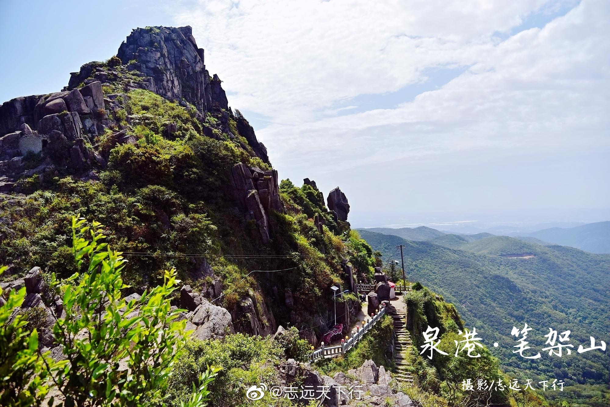 笔架山位于惠安和泉港的交界处，海拔752.3米。山顶三峰相连