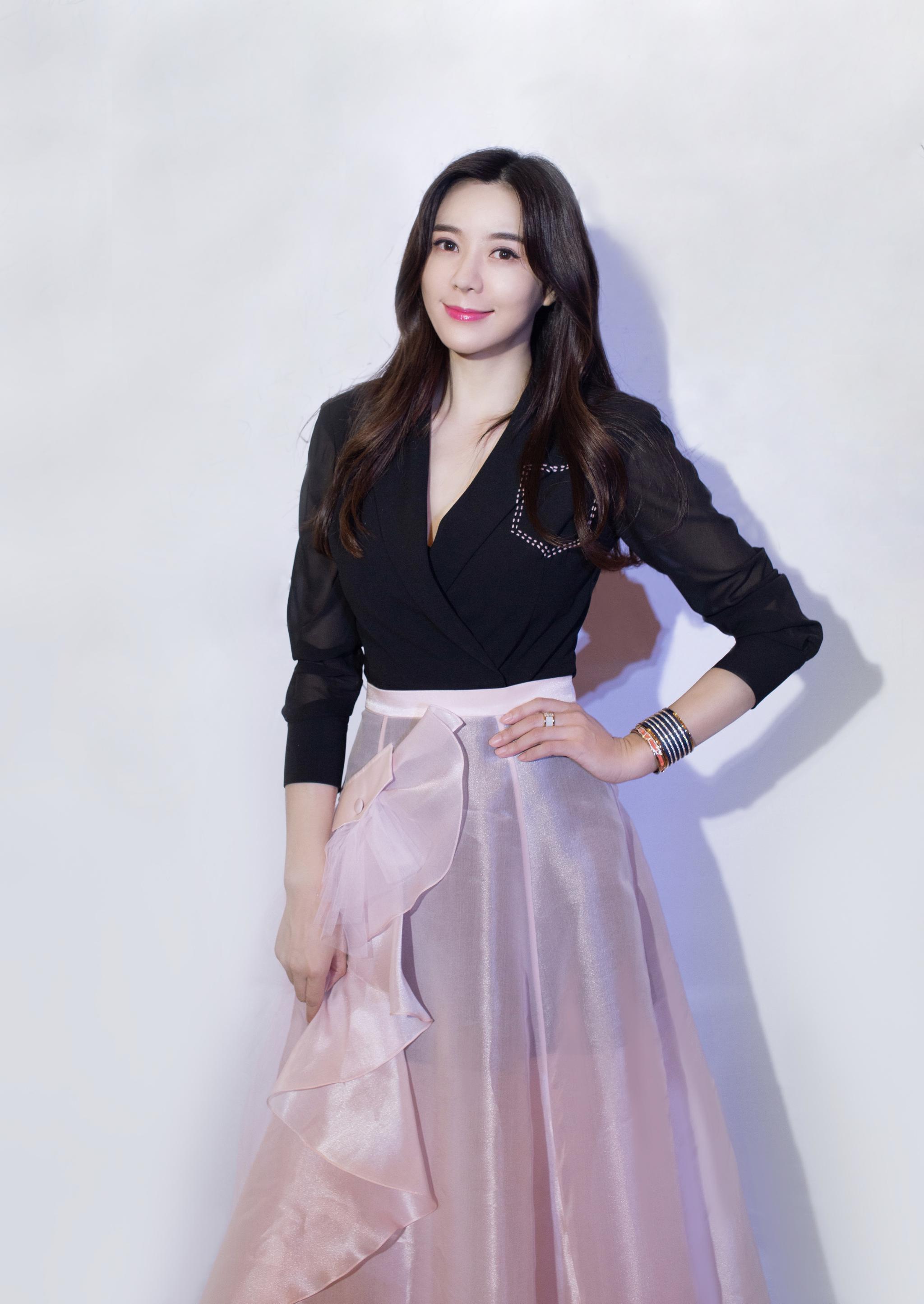 今日,女神周韦彤@周韦彤cica 出席电影新闻发布会,黑色v领衬衣