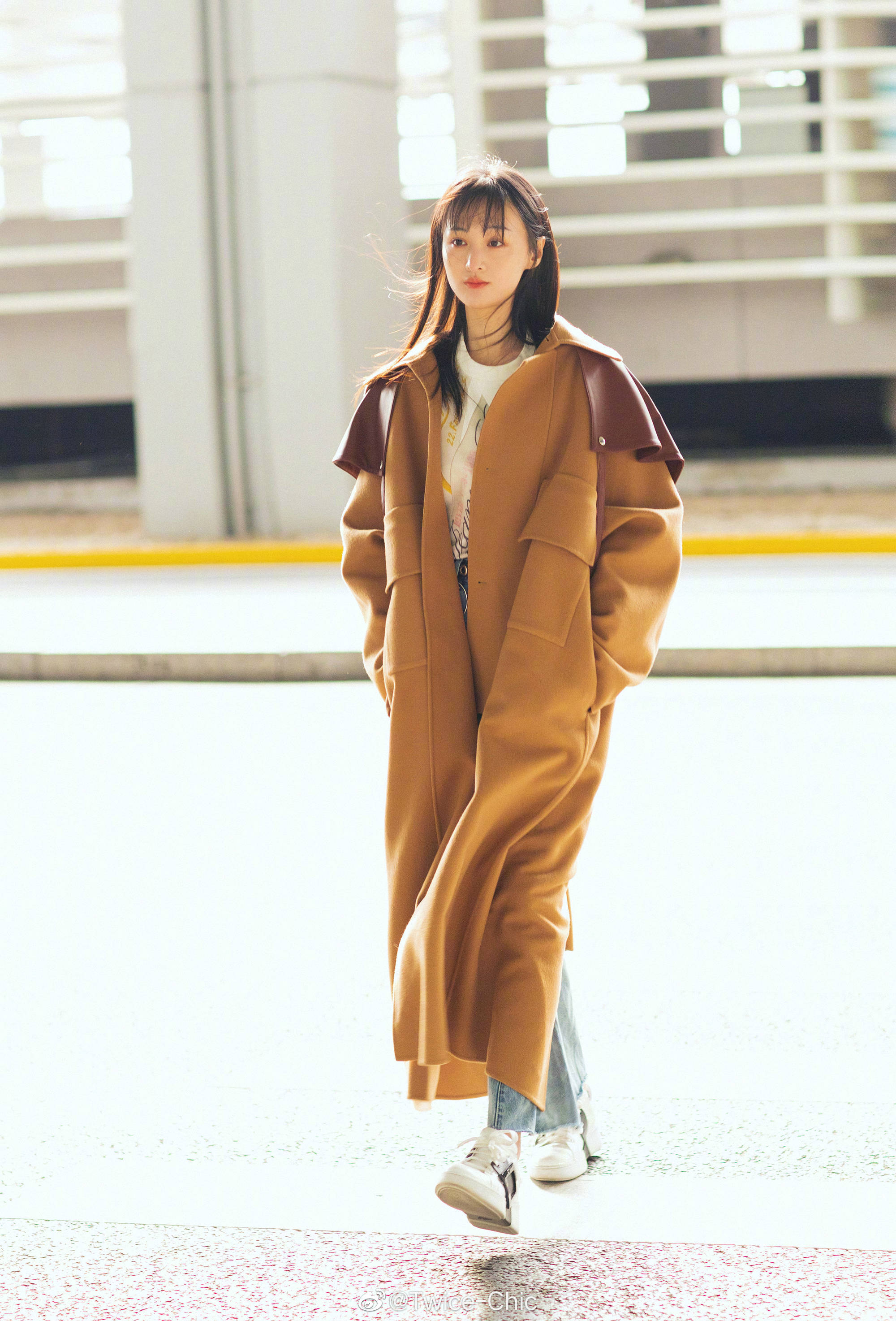 郑爽今日机场穿搭,选择焦糖棕长款大衣下搭白色运动鞋