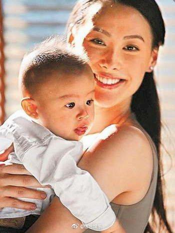 梁洛施晒出长子李长治的照片,为其庆生