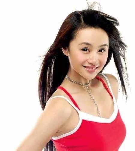 曾为央视最年轻一姐,45岁曹颖回归晒老公恩爱照,8岁儿子超帅气