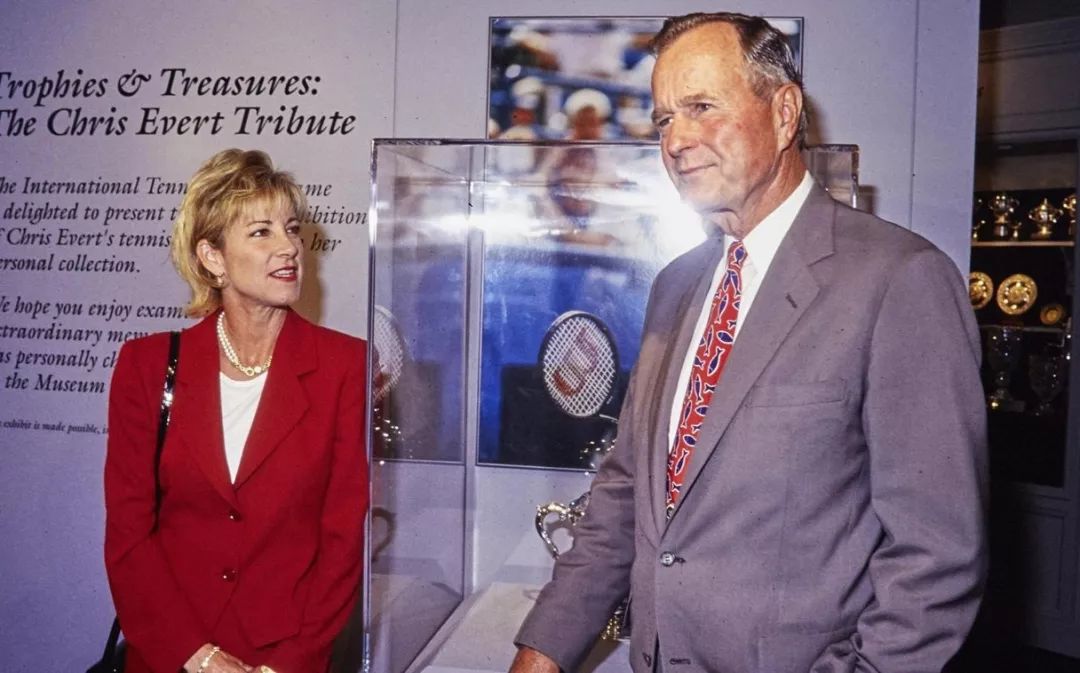 老布什对网球的热爱源自父母的影响,尤其是他的母亲多萝西·布什.