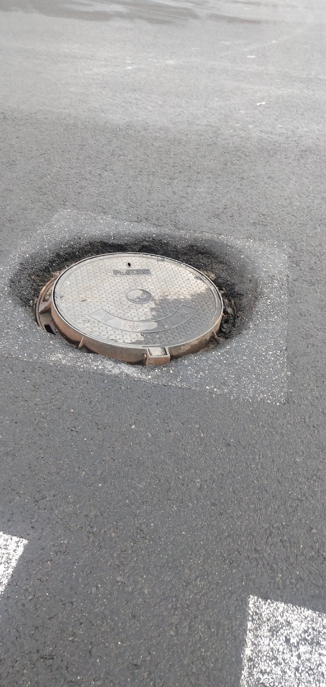 网友投稿汽车厂创业大街和越野路交汇马路上这个井盖子坑好久了