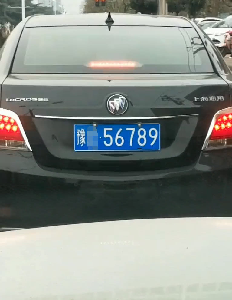 街头偶遇顺子号别克君越,车牌不是5个8,霸气却不输5个8!