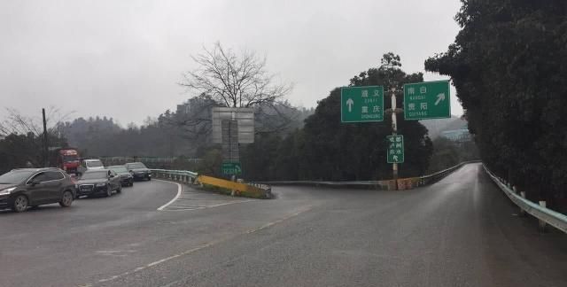 出入高速匝道口的时候，少了这个动作，一律罚款200元-新浪汽车