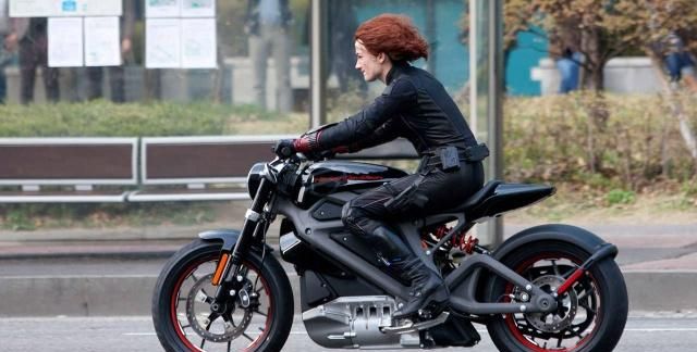 黑寡妇和美队一样,都相中了摩托,其实两人都选择摩托作为代步工具是有