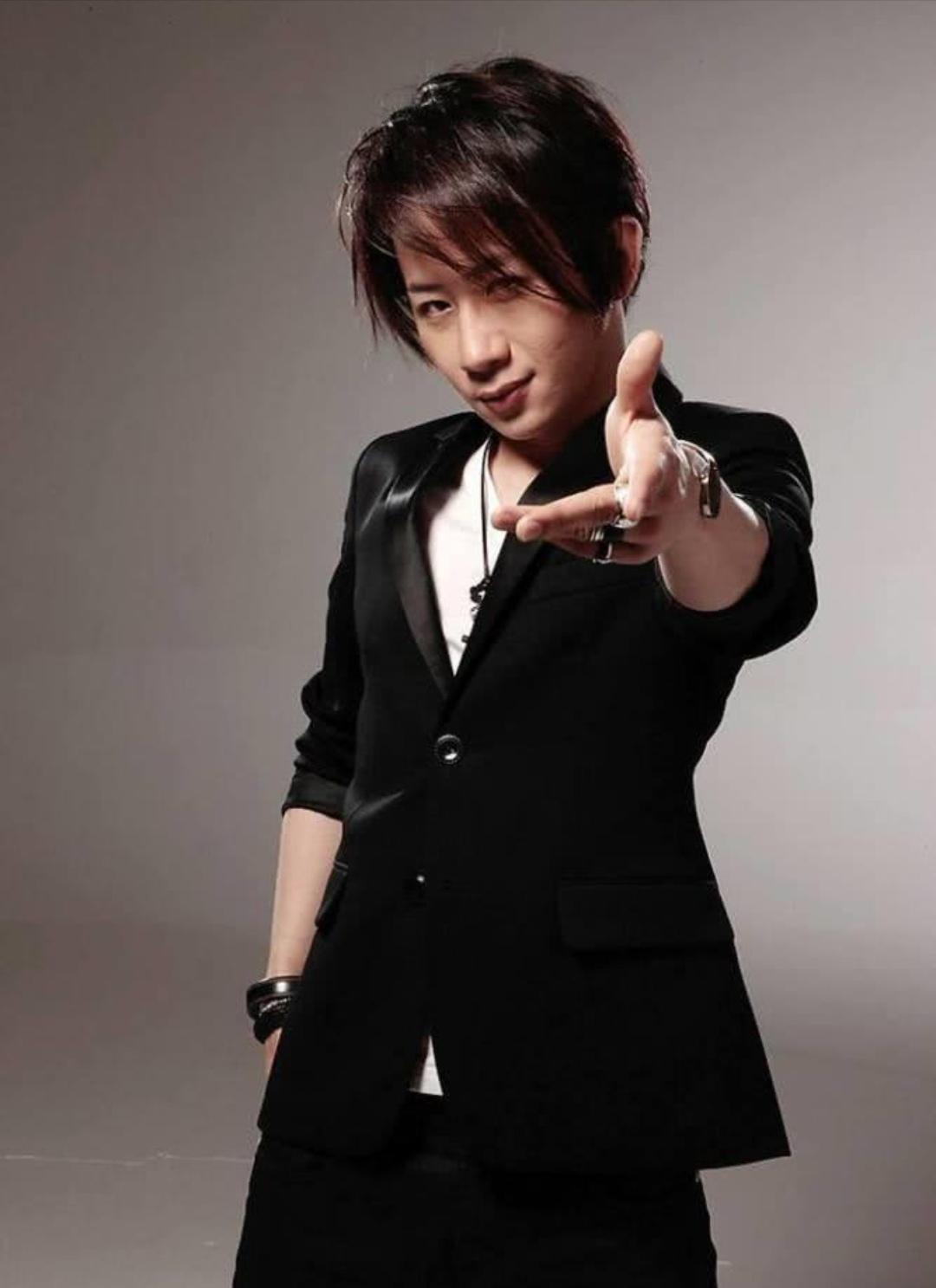 不敢认43岁刘谦罕见露面行动迟缓脸色不佳网友像个老头