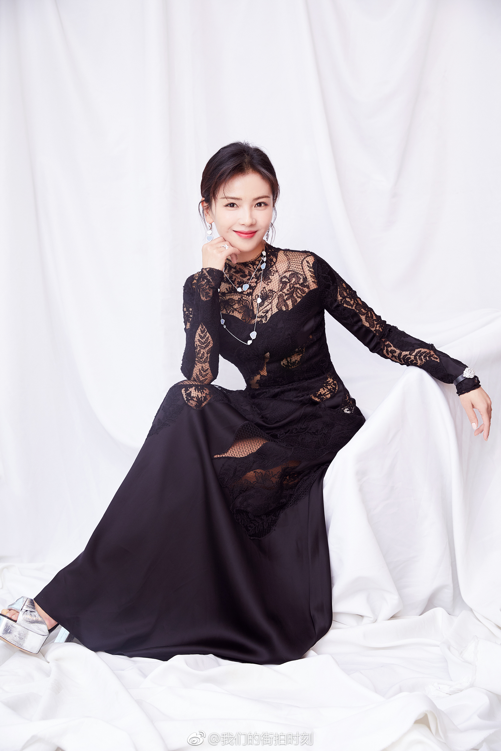 今天@刘涛tamia 现身某品牌活动,身着黑色拼接蕾丝长裙