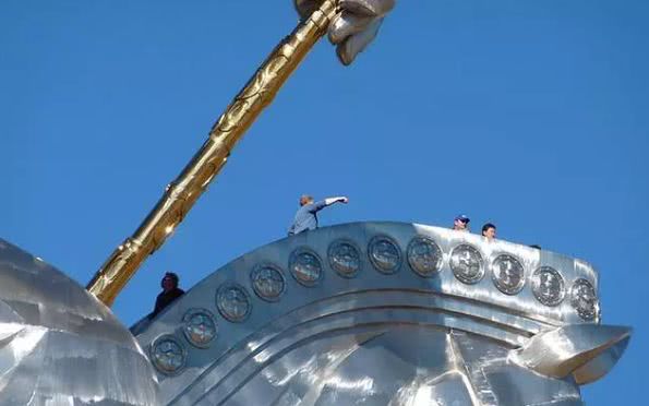 奇闻:草原出现40米高的"巨人",走近后,所有人都被震撼到了