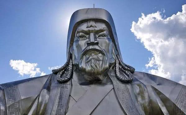 奇闻:草原出现40米高的"巨人",走近后,所有人都被震撼到了|蒙古|草原