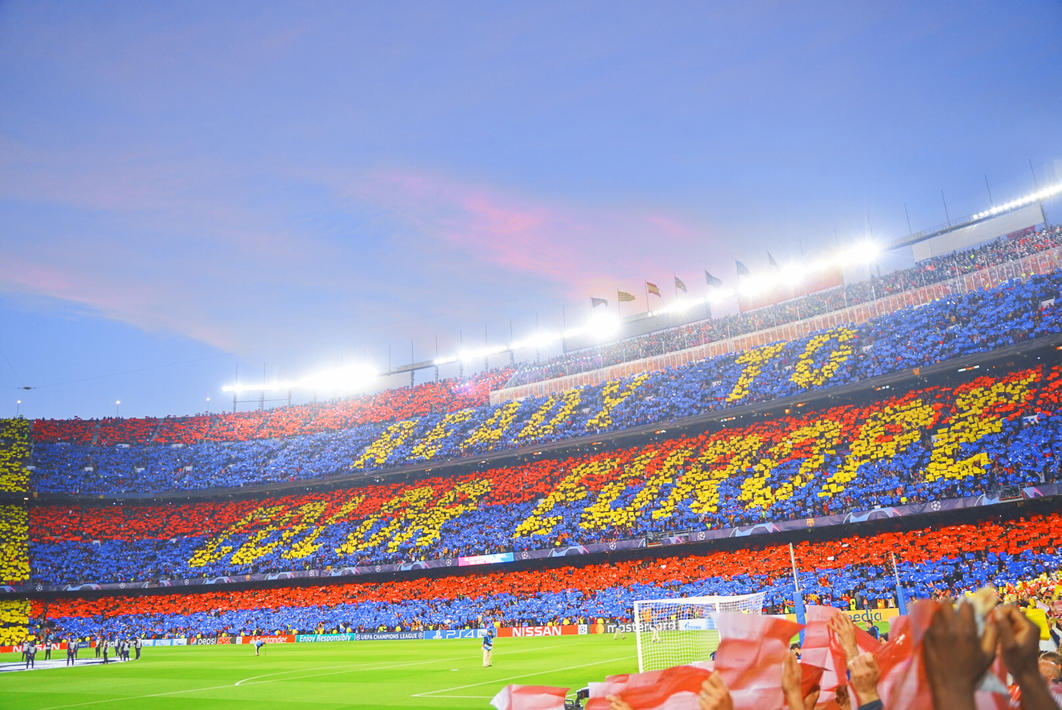 "ready to color europe" 随着巴萨队歌的响起,在场的98299位观众一起