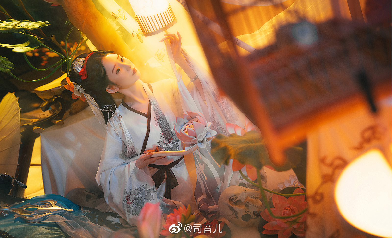 “我到人世来，被世人所误，都说人间有情，但情为何物|花影|夜行|人世_新浪新闻
