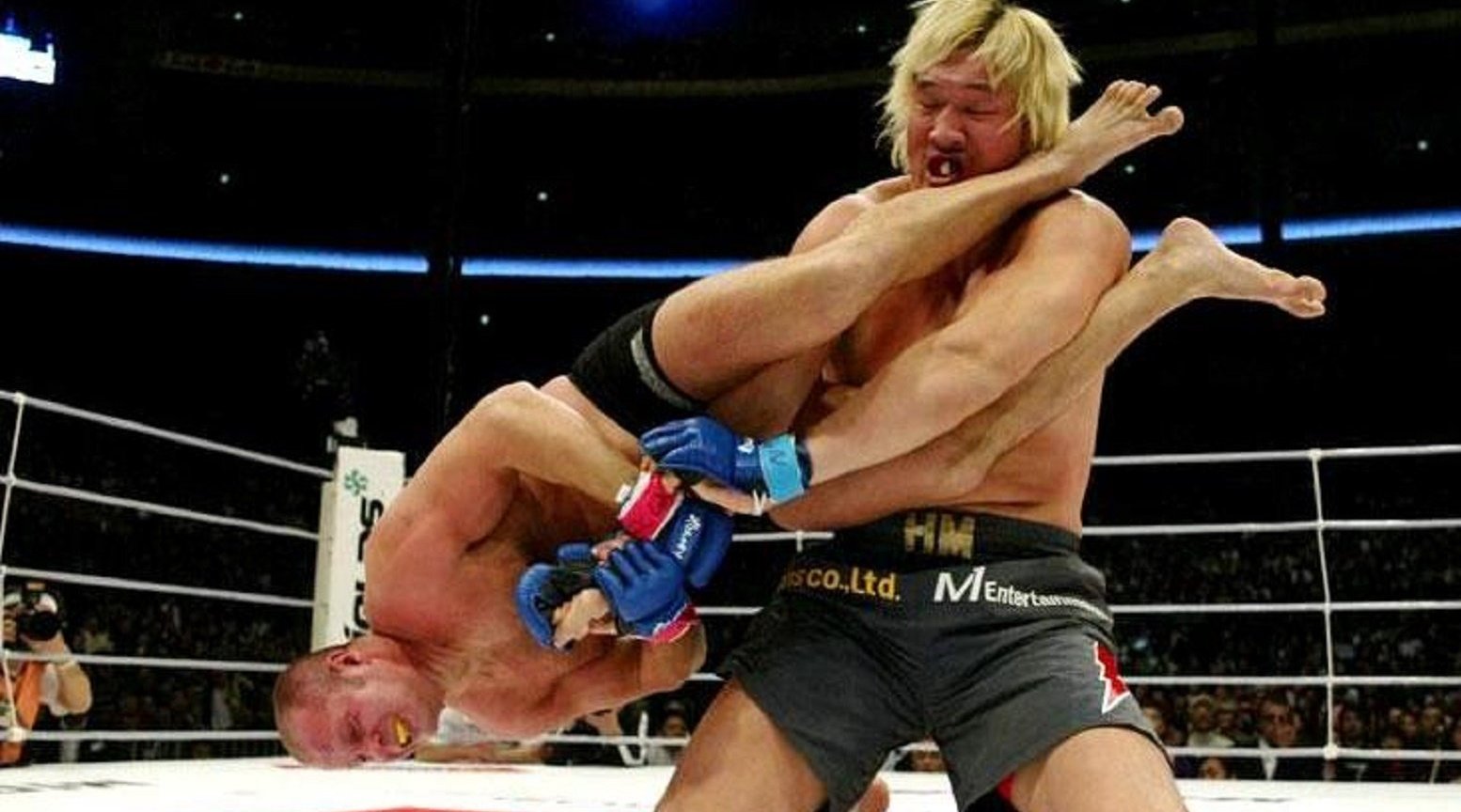 韩国巨兽崔洪万还狂吗?遭遇格斗沙皇菲多,这次首回合被打服!