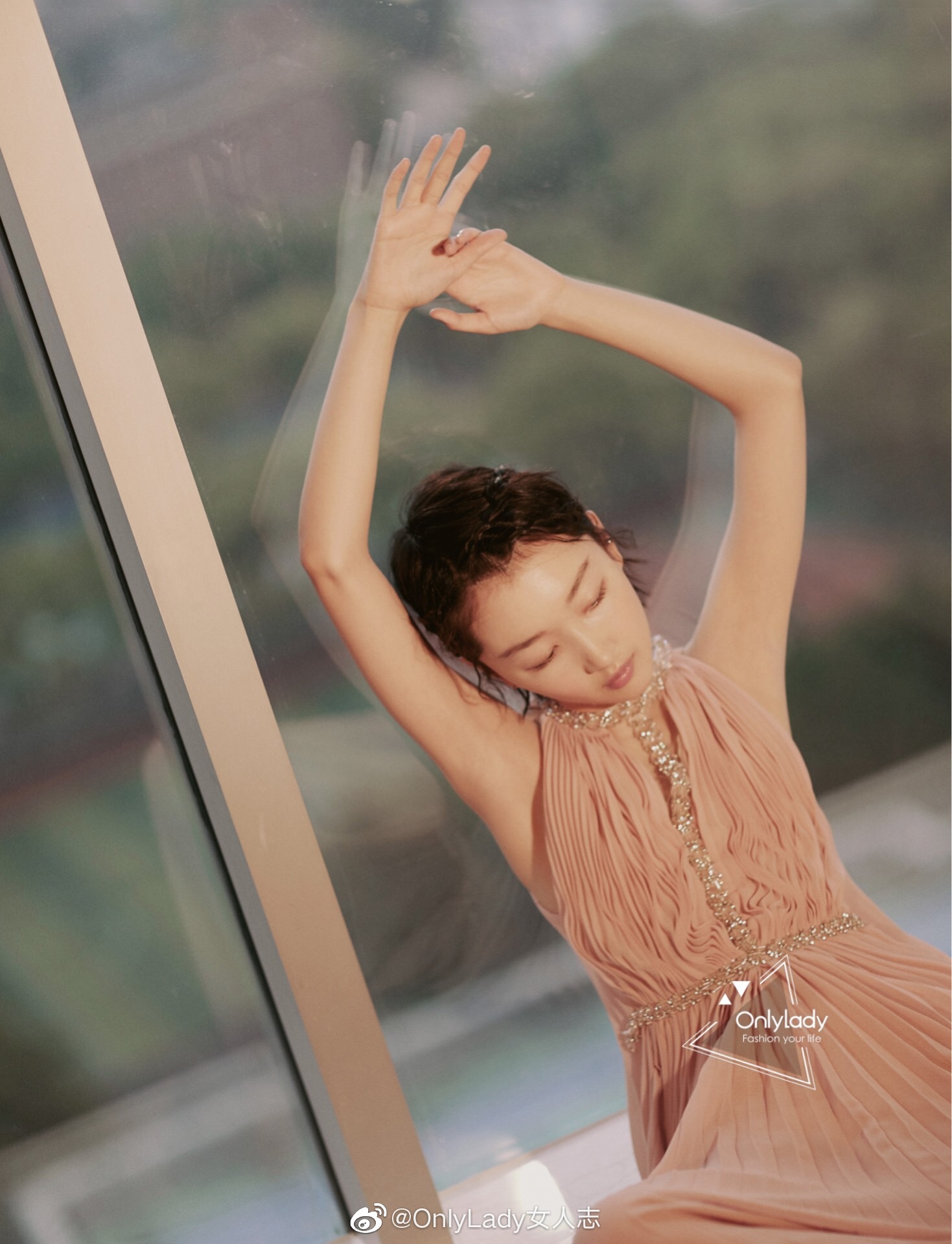 周冬雨 长裙造型亮相五四晚会,粉色轻纱甜美浪漫